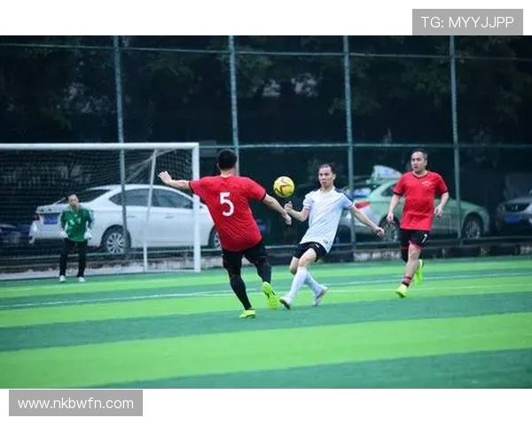 前进鹰与特尔斯的巅峰对决展现足球激情与团队精神的完美结合 前进鹰与特尔斯的巅峰对决展现足球激情与团队精神的完美结合