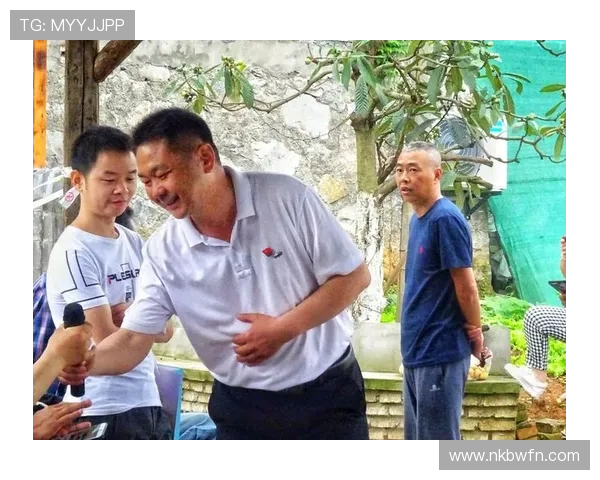 南京羽毛球队在钻石联赛中的团队协作展现出色值得称赞与反思 南京羽毛球队在钻石联赛中的团队协作展现出色值得称赞与反思